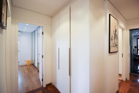 Apartamento à venda com 274m², 4 quartos e 4 vagas Apartamento à venda com 274m², 4 quartos e 4 vagasCorredor