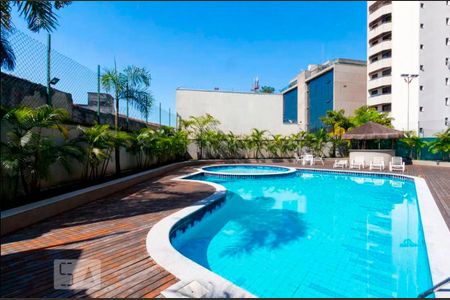 Apartamento à venda com 274m², 4 quartos e 4 vagas Apartamento à venda com 274m², 4 quartos e 4 vagasÁrea comum - Piscina