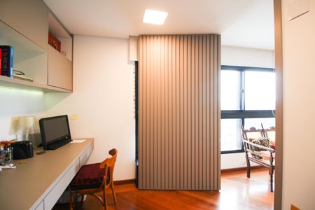 Apartamento à venda com 274m², 4 quartos e 4 vagas Apartamento à venda com 274m², 4 quartos e 4 vagasQuarto