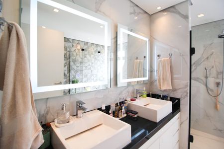 Apartamento à venda com 274m², 4 quartos e 4 vagas Apartamento à venda com 274m², 4 quartos e 4 vagasBanheiro da Suíte 1