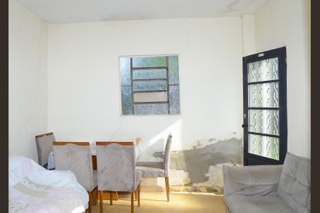 Casa para alugar com 67m², 2 quartos e 4 vagasSala