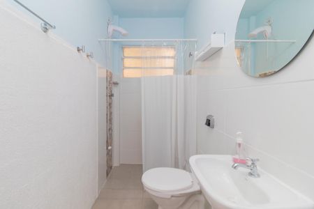 Banheiro de apartamento para alugar com 1 quarto, 29m² em Menino Deus, Porto Alegre