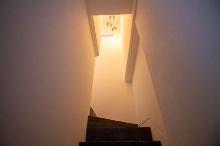 Escada de casa para alugar com 2 quartos, 130m² em Itaim Bibi, São Paulo