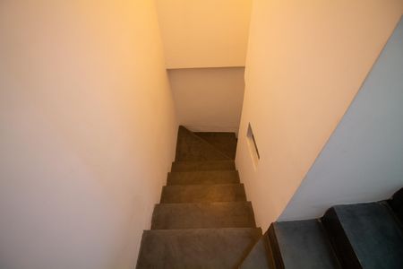Casa para alugar com 130m², 2 quartos e 2 vagas Casa para alugar com 130m², 2 quartos e 2 vagasEscada