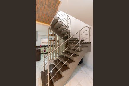 Casa à venda com 150m², 3 quartos e 4 vagasEscada