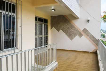 Casa à venda com 550m², 4 quartos e 4 vagas Casa à venda com 550m², 4 quartos e 4 vagasVaranda - Casa 2