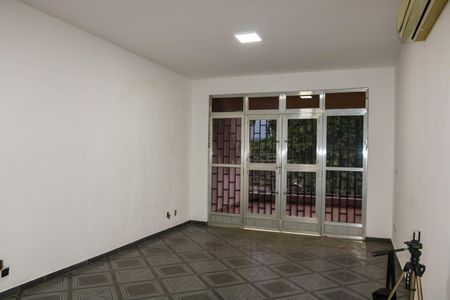 Casa à venda com 550m², 4 quartos e 4 vagas Casa à venda com 550m², 4 quartos e 4 vagasSala - Casa 2