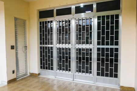 Casa à venda com 550m², 4 quartos e 4 vagas Casa à venda com 550m², 4 quartos e 4 vagasVaranda - Casa 2