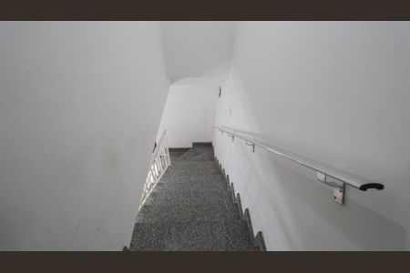 Escada de casa de condomínio para alugar com 2 quartos, 100m² em Jardim Jacana, São Paulo