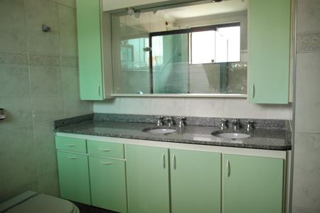 Casa para alugar com 300m², 4 quartos e 10 vagasSuíte 1   - Banheiro 