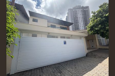 Casa para alugar com 300m², 4 quartos e 10 vagas Casa para alugar com 300m², 4 quartos e 10 vagasFachada