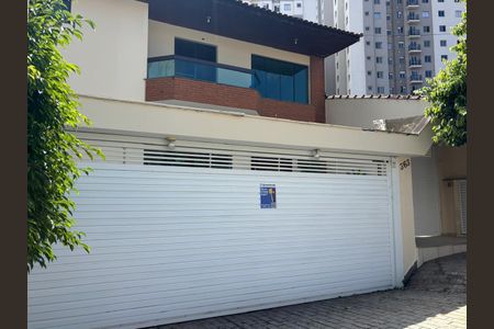 Casa para alugar com 300m², 4 quartos e 10 vagas Casa para alugar com 300m², 4 quartos e 10 vagasFachada