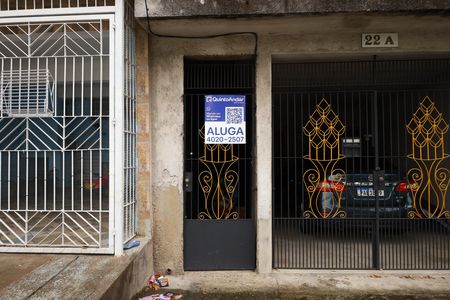 Placa grande instalada no portão do imóvel no dia 23.06.2026 - Código da placa: IMWU-694 de casa para alugar com 1 quarto, 30m² em Parque Savoy City, São Paulo