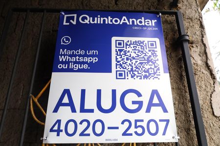 Placa grande instalada no portão do imóvel no dia 23.06.2026 - Código da placa: IMWU-694 de casa para alugar com 1 quarto, 30m² em Parque Savoy City, São Paulo