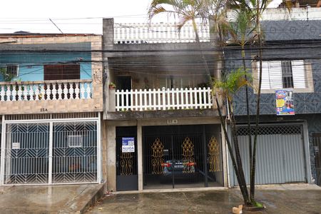 Fachada do imóvel - Placa grande instalada no portão do imóvel no dia 23.06.2026 - Código da placa: IMWU-694 de casa para alugar com 1 quarto, 30m² em Parque Savoy City, São Paulo