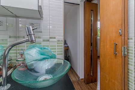 banheiro social_4 de apartamento para alugar com 2 quartos, 62m² em Vila Heliopolis, São Paulo