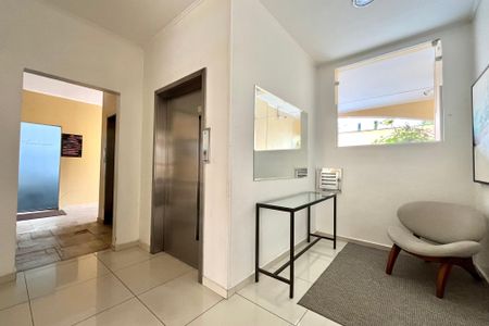 Apartamento para alugar com 68m², 2 quartos e 1 vagaHall social