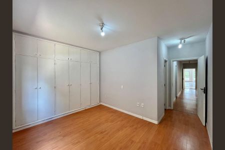 Casa à venda com 238m², 3 quartos e 3 vagassuíte 