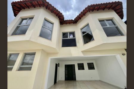 Casa à venda com 238m², 3 quartos e 3 vagasFachada da casa 