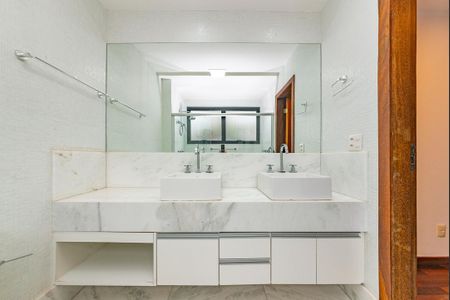 Apartamento para alugar com 210m², 4 quartos e 5 vagasBanheiro da Suíte 1