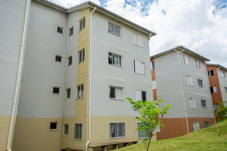 Apartamento para alugar com 60m², 2 quartos e 1 vagaFachada dos fundos do Bloco com placa do Quinto andar na janetla