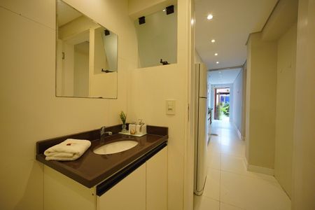 Banheiro de kitnet/studio para alugar com 1 quarto, 45m² em Santo Antonio de Lisboa, Florianópolis
