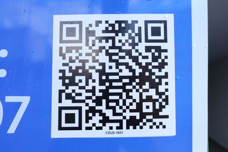 Apartamento para alugar com 40m², 1 quarto e 1 vagaPlaca grande instalada no portão do imóvel - Código da placa YZUS-1631