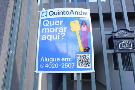 Apartamento para alugar com 40m², 1 quarto e 1 vagaPlaca grande instalada no portão do imóvel - Código da placa YZUS-1631