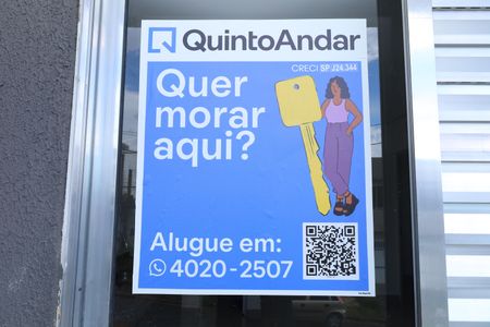 Apartamento para alugar com 50m², 2 quartos e 1 vagaPlaca grande instalada no vidro sacada do imóvel - Código da placa: RXQW-1027