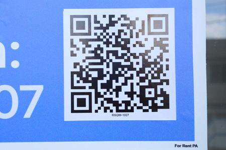 Apartamento para alugar com 50m², 2 quartos e 1 vagaPlaca grande instalada no vidro sacada do imóvel - Código da placa: RXQW-1027