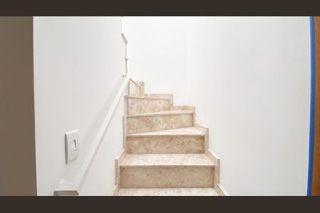 Casa de condomínio à venda com 204m², 3 quartos e 3 vagasEscada