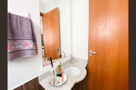 Casa de condomínio à venda com 204m², 3 quartos e 3 vagasLavabo