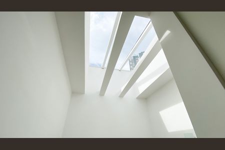 Casa de condomínio à venda com 204m², 3 quartos e 3 vagasEscada