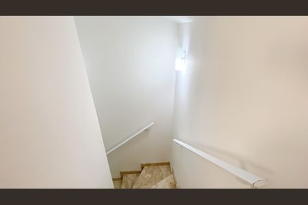 Casa de condomínio à venda com 204m², 3 quartos e 3 vagasEscada