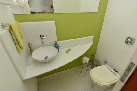 Apartamento à venda com 223m², 4 quartos e 2 vagas Apartamento à venda com 223m², 4 quartos e 2 vagasLavabo 2