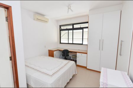 Apartamento à venda com 223m², 4 quartos e 2 vagas Apartamento à venda com 223m², 4 quartos e 2 vagasSuíte 2