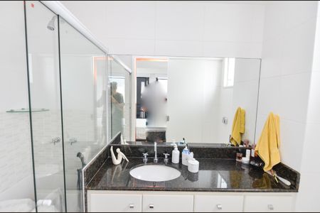 Apartamento à venda com 223m², 4 quartos e 2 vagas Apartamento à venda com 223m², 4 quartos e 2 vagasBanheiro da Suíte 1