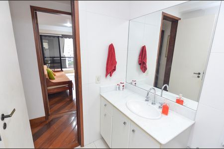 Apartamento à venda com 223m², 4 quartos e 2 vagas Apartamento à venda com 223m², 4 quartos e 2 vagasBanheiro Social