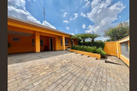 Casa à venda com 250m², 3 quartos e 3 vagasFachada