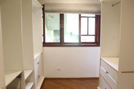 Casa de condomínio para alugar com 750m², 3 quartos e 5 vagas Casa de condomínio para alugar com 750m², 3 quartos e 5 vagasCloset