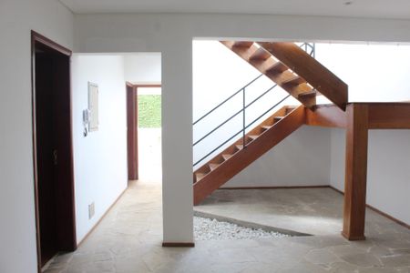 Casa de condomínio para alugar com 750m², 3 quartos e 5 vagas Casa de condomínio para alugar com 750m², 3 quartos e 5 vagasEscada