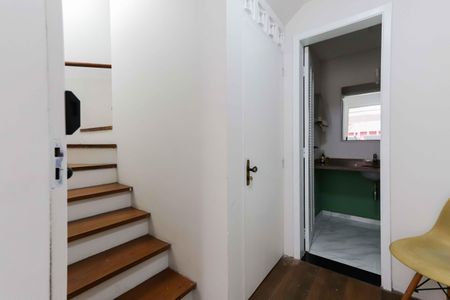 Casa de condomínio à venda com 165m², 2 quartos e 1 vaga Casa de condomínio à venda com 165m², 2 quartos e 1 vagaEscadas