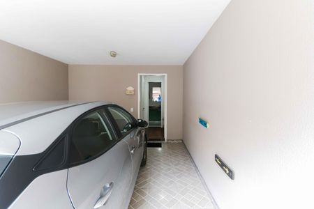 Casa de condomínio à venda com 165m², 2 quartos e 1 vaga Casa de condomínio à venda com 165m², 2 quartos e 1 vagaFachada / Garagem