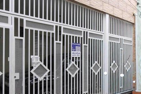 Casa à venda com 172m², 2 quartos e 1 vaga Casa à venda com 172m², 2 quartos e 1 vagaFachada