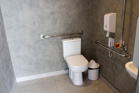 Apartamento para alugar com 30m², 1 quarto e sem vaga Apartamento para alugar com 30m², 1 quarto e sem vagaBanheiro da Piscina