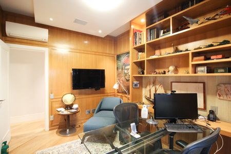 Apartamento à venda com 264m², 3 quartos e 4 vagasSuíte 2