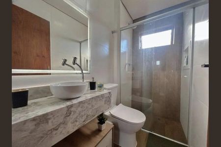 Banheiro de apartamento à venda com 1 quarto, 45m² em Santo Antônio, Porto Alegre