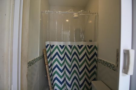 Casa de condomínio à venda com 360m², 4 quartos e 3 vagasBanheiro de Serviço