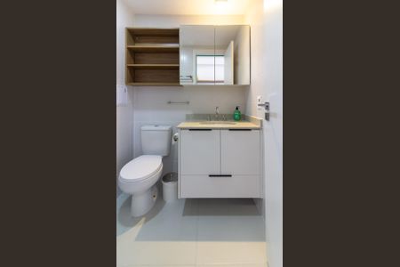 Banheiro  de kitnet/studio para alugar com 1 quarto, 26m² em Campo Belo, São Paulo