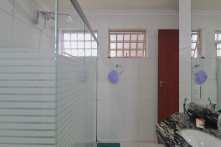 Casa à venda com 415m², 5 quartos e 4 vagasBanheiro da Suite 1